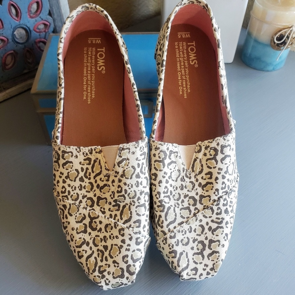 NWT 8.5 leopard print Toms